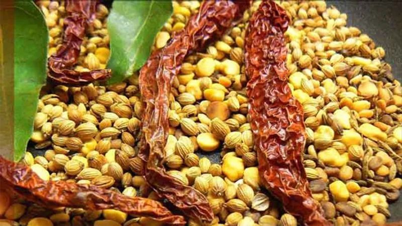 स्टेप-1
सबसे पहले आप एक पैन को गरम करके उसमें दाल, मिर्ची, खड़ा धनिया और करी पत्ता डालकर धीमी आंच पर भून लें।