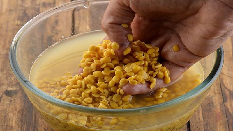 स्टेप-4
अब दाल बनाने से पहले उसे कम से कम 20 मिनट के लिए भिगो कर रखें। इससे दाल में स्वाद बढ़ जाता है और दाल अच्छे से गल जाती है। खड़ी दालों को ज्यादा समय के लिए पानी में भिगोएं।