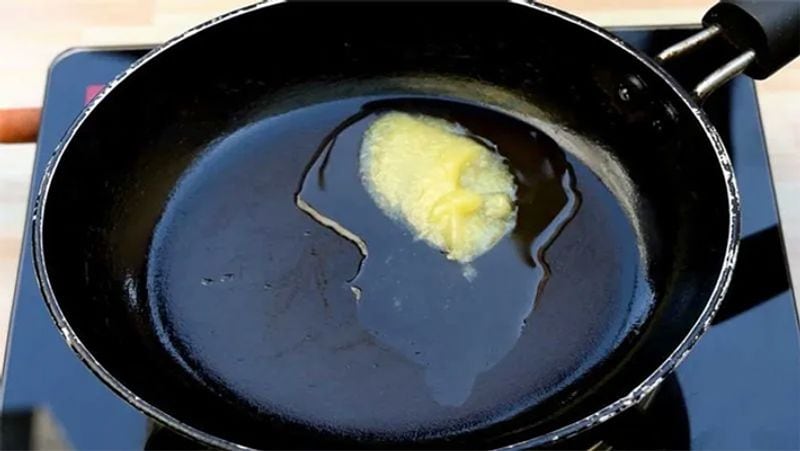 स्टेप-6
तड़का लगाने के लिए गैस पर कड़ाही में घी या मक्खन गर्म करें। याद रखें कि घी-मक्खन के साथ आधा चम्मच तेल जरूर डालें, नहीं तो ये जल्दी जल जाता है। 