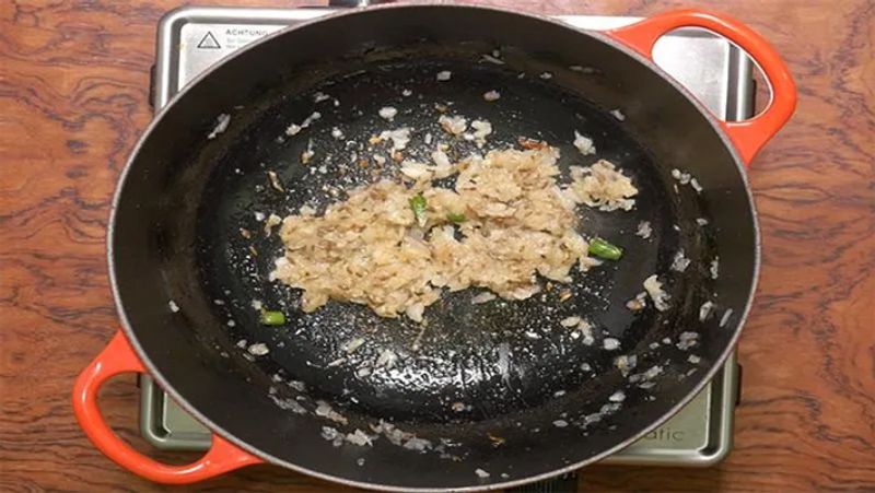स्टेप-7
इसके बाद कड़ाही में प्याज, अदरक-लहसुन का पेस्ट और हरी मिर्च डालकर पकाएं। जब प्याज सुनहरा हो जाए तो इसमें टमाटर डालकर नर्म होने तक पकाएं।