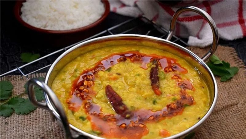 स्टेप-9
इसके बाद हमें इस दाल का सर्व करने से पहले एक और तड़का लगाना पड़ेगा। इसके लिए गैस पर फ्राई पैन में घी या मक्खन गर्म करें। इसमें जीरा, साबुत लाल मिर्च और हींग का तड़का लगाएं और दाल में मिला दें।