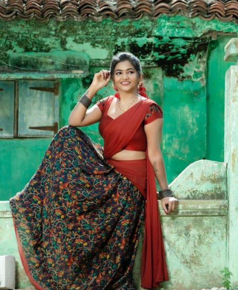 சிவகார்த்திகேயன் நடிப்பில் சூப்பர் டூப்பர் ஹிட் அடித்த திரைப்படம் "வருத்தப்படாத வாலிபர் சங்கம்". அந்த படத்தில் சிவகார்த்திகேயன், சூரி காமெடி கூட்டணி ரசிகர்களை வெகுவாக கவர்ந்தது. அதில் சூரிக்கு ஜோடியாக ஷாலு ஷம்மு நடித்திருந்தார். 