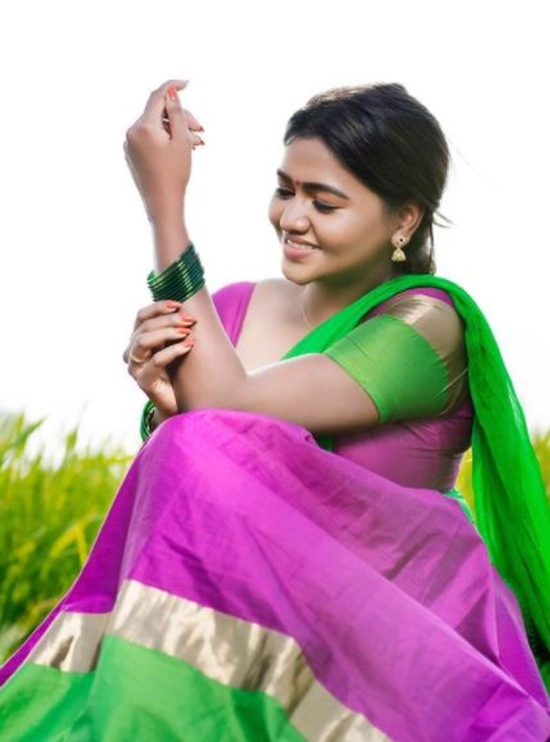 ஹீரோயின் வாய்ப்பிற்காக படுகவர்ச்சி போட்டோ ஷூட்களை நடத்தி வரும் ஷாலு ஷம்மு, தற்போது கவர்ச்சியை குறைத்து பாவாடை தாவணியில் புதிய புகைப்படங்களை வெளியிட்டுள்ளார்.
