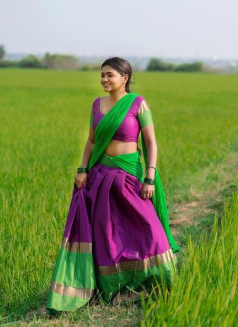 பச்சை நிற பாவாடை தாவணியில், அச்சு அசல் கிராமத்து பெண்ணாகவே மாறியுள்ளார் ஷாலு ஷம்மு.