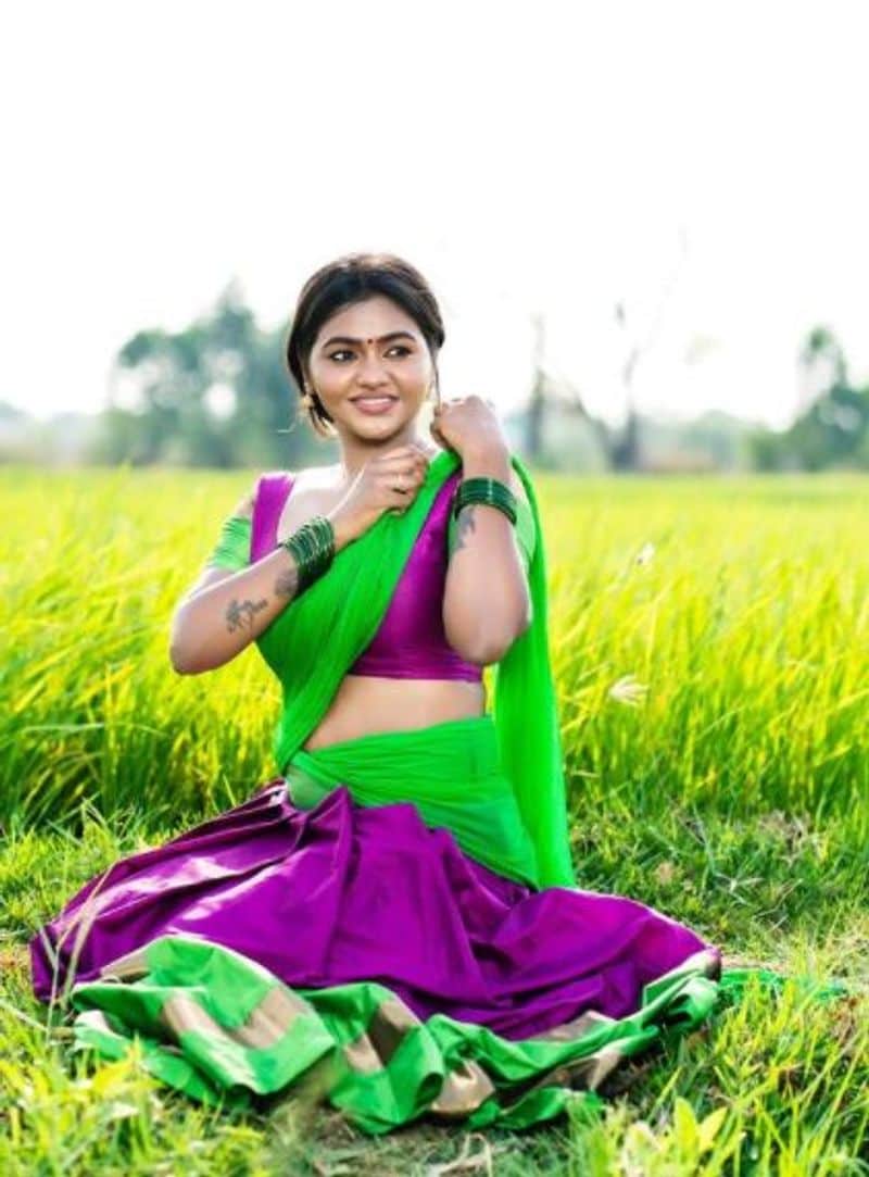 இடையை மட்டும் ஒளிவு மறைவு இல்லாமல் காட்டி போஸ் கொடுத்துள்ளார்.
