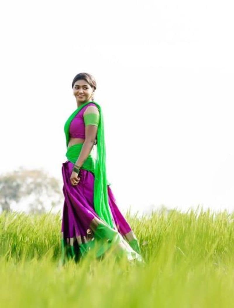 வயல் வெளியை சுற்றி திரியும் பட்டாம் பூச்சி போல் இருக்கும் ஷாலு ஷம்மு 
