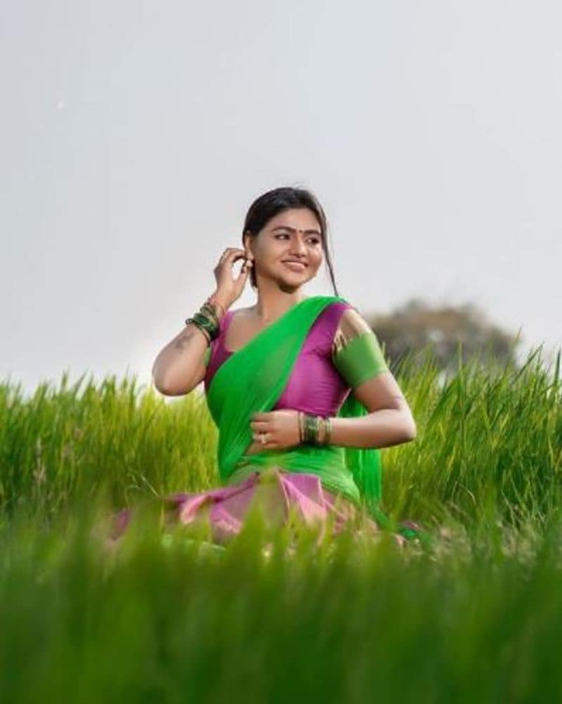 காதோரம் இருக்கும் முடியை நகர்த்தி விடுவது கூட தனி அழகு தான் 
