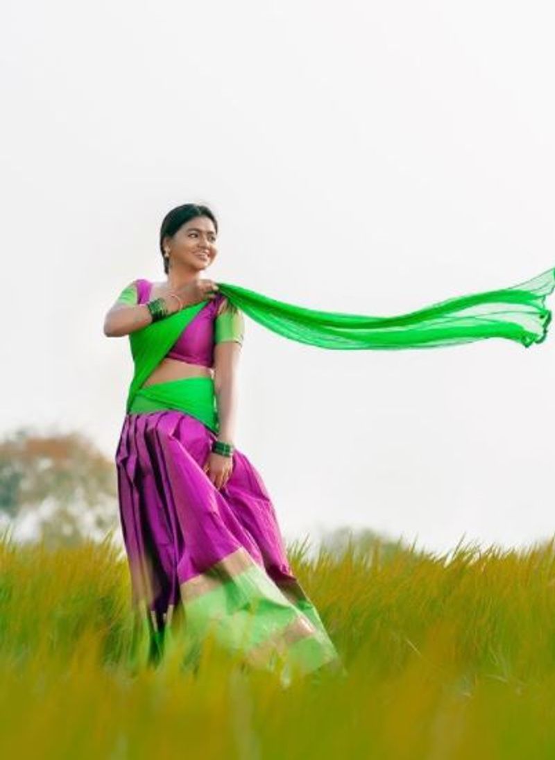 தாவணியை பறக்க விட்டு, தாறுமாறு போஸ் 
