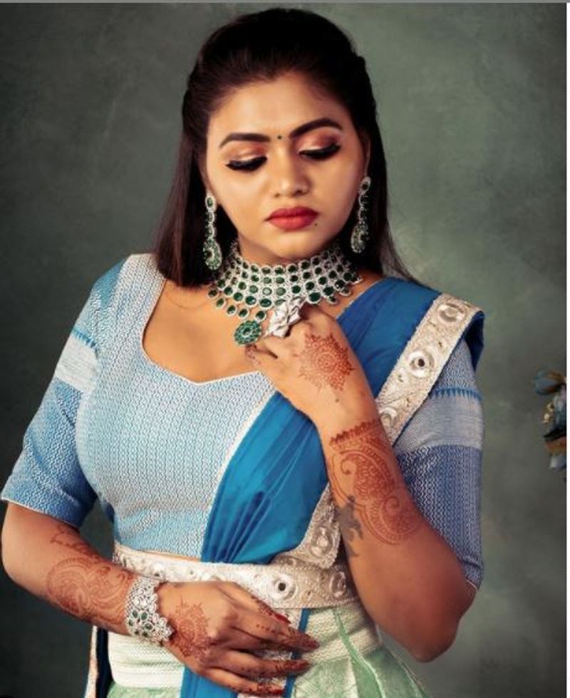 செய்து வைத்த சிலை போல் செம்ம ஹாட் போஸ் 