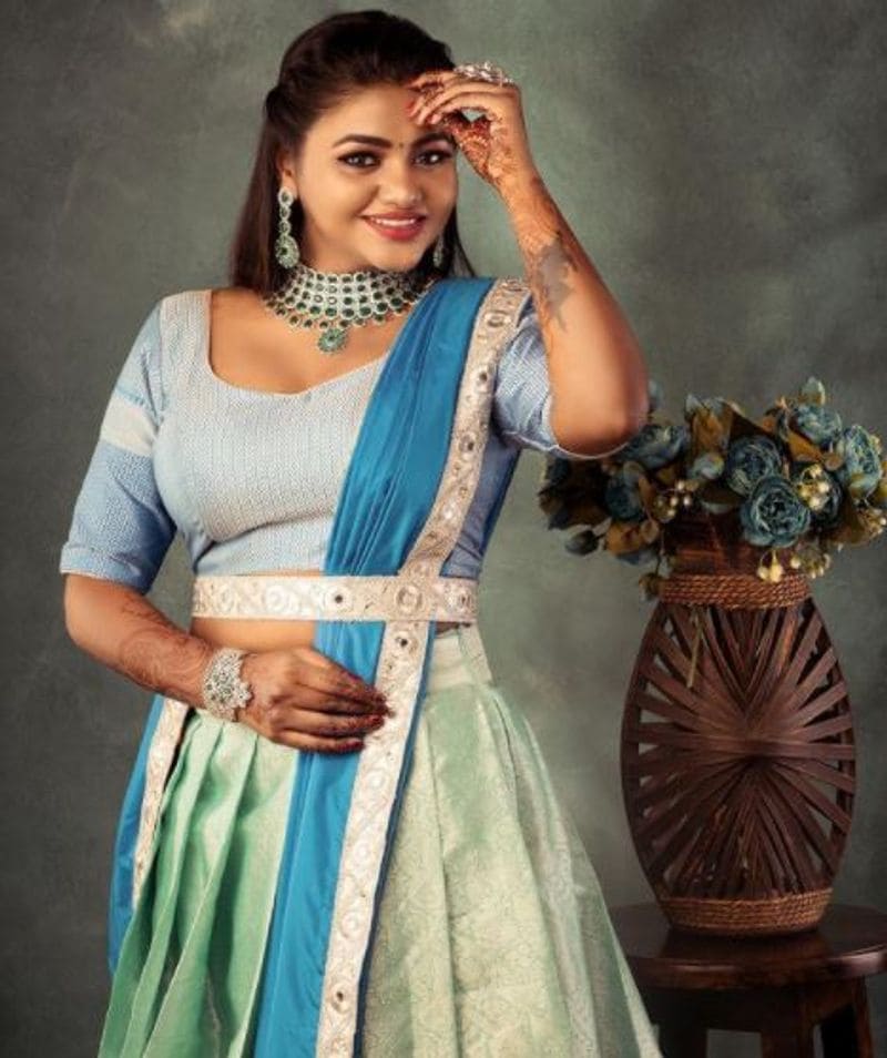 எவ்வளவு நகை அணிந்தாலும்... இந்த புன்னகைக்கு ஈடாகுமா?