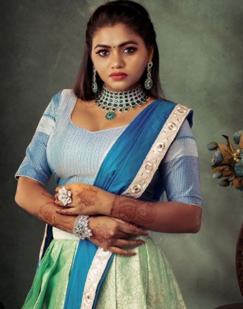 ஷாலு ஷம்முவின் வியக்க வைக்கும் வெரைட்டி போஸ் 