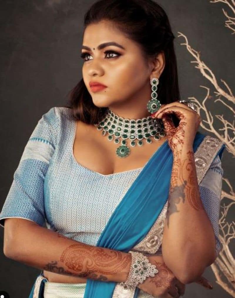 காதோரம் லோலாக்கு குலுங்குதம்மா 