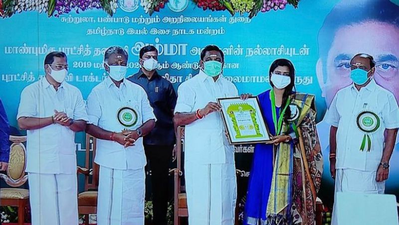 ಈ ಸಂದರ್ಭದಲ್ಲಿ ತಾಯಿ ಧೈರ್ಯ ಕಳೆದುಕೊಂಡಿದ್ದು ಅಲ್ಲದೇ ಕುಟುಂಬದ ನಿರ್ವಹಣೆ ಜವಬ್ದಾರಿ ಐಶ್ವರ್ಯಾ ಮೇಲೆ ಬಿತ್ತು.