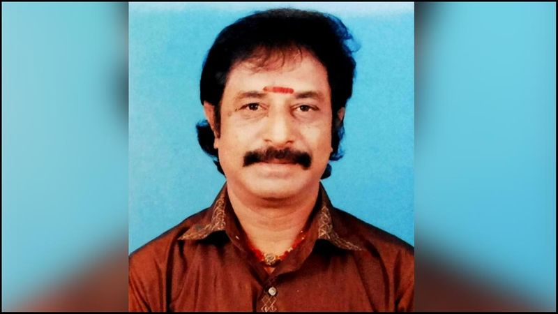 இயக்குநர் கேஎஸ் ரவிகுமாரிடம், உதவி இயக்குனராக பணியாற்றி பின்னர், 'கண்ணுக்கு கண்ணாக' என்ற திரைப்படத்தின் மூலம் இயக்குனராக மாறியவர் தயாளன். இவர் கடந்த சில நாட்களாக கொரோனா தொற்று பாதிக்கப்பட்டு சிகிச்சை பெற்று வந்துள்ளார். இந்த நிலையில் சிகிச்சை பலனின்றி காலமானதாக தற்போது அறிவிக்கப்பட்டுள்ளது. கொரோனா தாக்குதலுக்கு அடுத்தடுத்து பலர் பலியாகி வருவது தமிழ் திரையுலகினரை வேதனையடைய வைத்துள்ளது.
