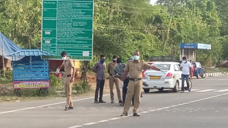 അത്യാവശ്യ യാത്രക്കാര് മാത്രം അതിര്ത്തി കടന്ന് എത്തിയാല് മതിയെന്നാണ് പൊലീസിന്റെ നിര്ദ്ദേശം. കൊവിഡ് രജിസ്ട്രേഷനില്ലാത്തെ ആരെയും അതിര്ത്തി കടത്തി വിടില്ലെന്നും പൊലീസ് പറഞ്ഞു.