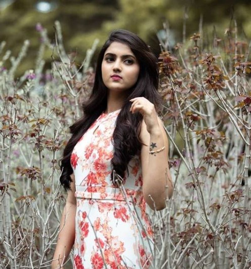 செடிகளுக்கு நடுவே செந்தாமரை போல் பளீச் போஸ் 