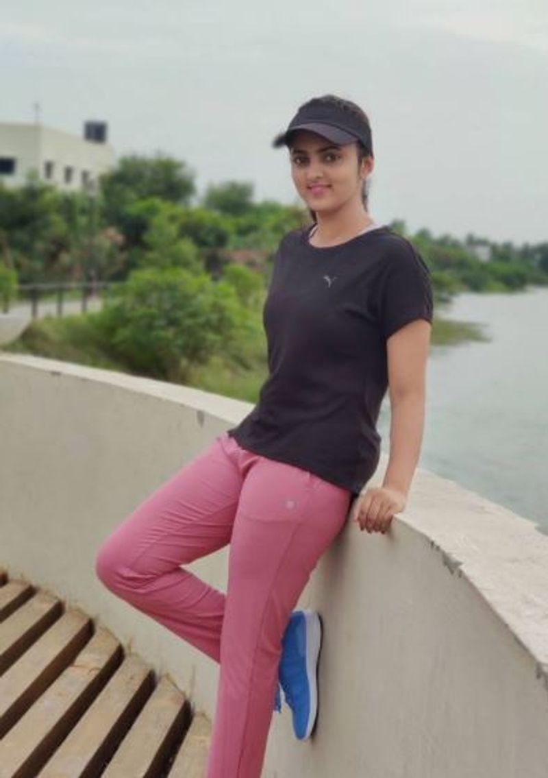துளியும் மேக்அப் இல்லாமல் கூட தனி அழகு தான் 