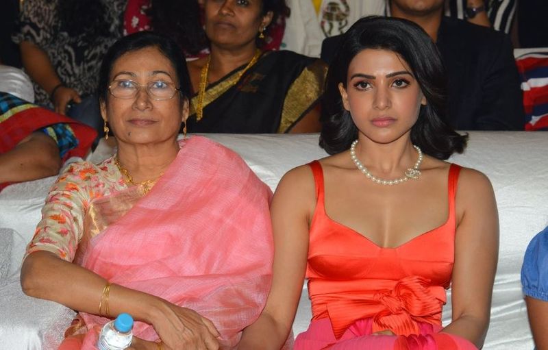 తల్లితో టాలీవుడ్స్టార్ హీరోయిన్ సమంత.