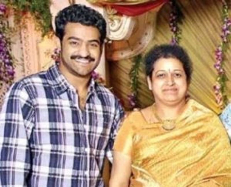 తల్లితో ఎన్టీఆర్.