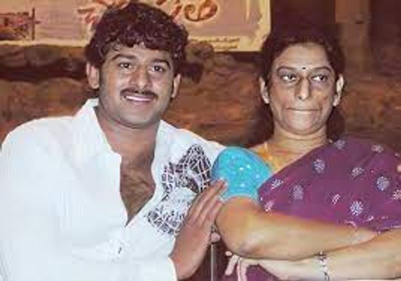 అమ్మతో ప్రభాస్ అరుదైన ఫోటో.