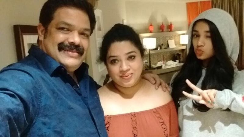 అమ్మానాన్నలతో కృతి శెట్టి.