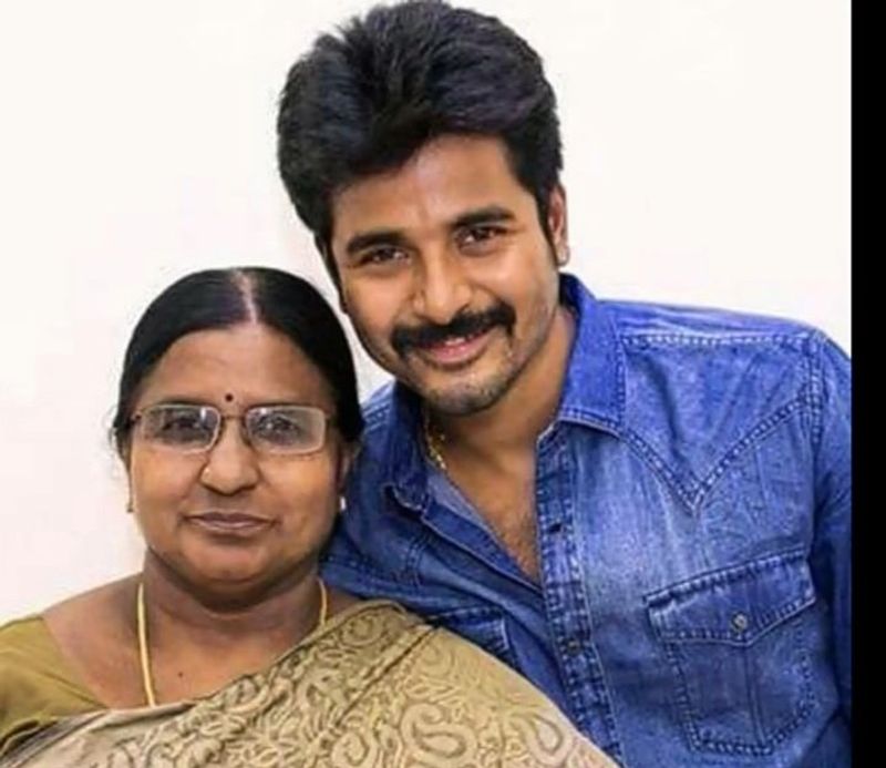 అమ్మతో శివకార్తికేయన్.
