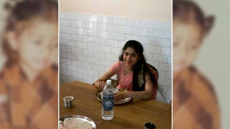 ఆ తర్వాత శేఖర్ కమ్ముల దర్శకత్వంలో తెలుగులో `ఫిదా` సినిమా చేసింది. ఇందులో అచ్చం తెలుగింటి అమ్మాయిలా కనిపించి ఆకట్టుకుంది పల్లవి. ఈ సినిమాలో సాయిపల్లవి తెలంగాణ యాసలో మాట్లాడుతూ ప్రేక్షకులను ఫిదా చేసింది.