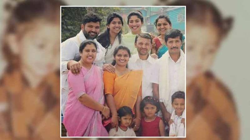 ఈ `ఫిదా` బ్యూటీకి చాలా బిడియం ఉంటుందట. కెమెరా ముందు నటించాలంటే మొదట్లో చాలా భయపడేదట. క్రమంగా దాన్నుంచి బయటపడింది. ఇప్పుడు చాలా సన్నివేశాలను ఒకే టేక్లో ఓకే చేయించుకుంటున్నారని టాక్.