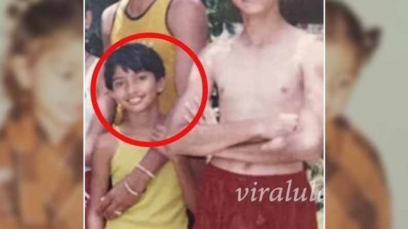 ఓ ఇంటర్వ్యూలో సాయిపల్లవి తన చర్మం గురించి చెప్పుకోచ్చింది. మొదట్లో పింపుల్స్ వల్ల చాలా ఇబ్బందులు పడ్డానని.. తీవ్ర ఒత్తిడికి గురయ్యానని చెప్పుకోచ్చింది. అయితే ఇప్పుడు సాయిపల్లవి ముఖంపై ఉన్న పింపుల్సే చాలా వరకు స్పెషల్ ఎట్రాక్షన్ అవుతున్నాయి.