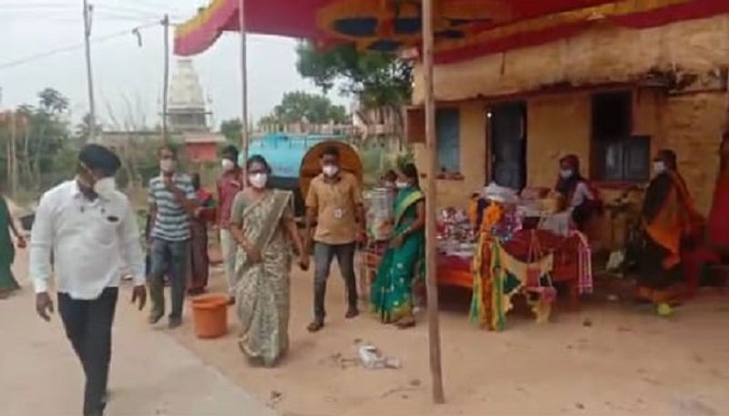 ಕೋವಿಡ್ ಹಿನ್ನೆಲೆ ಮದುವೆ ಮನೆಯಲ್ಲಿ 50 ಜನರಿಗೆ ಮಾತ್ರ ಅವಕಾಶ ನೀಡಿರುವ ಜಿಲ್ಲಾಡಳಿತ