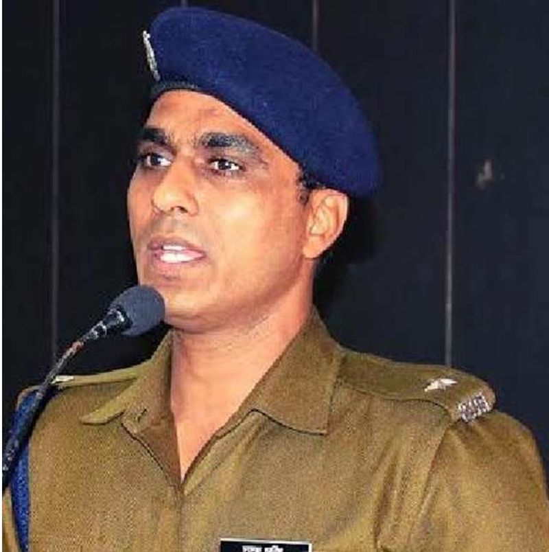 एडीजे तक की पत्नी ने कराया इलाज
एडीसीपी ट्रैफिक डॉ. अनिल ने कानपुर पुलिस लाइन में 16 बेड का एक एल-1 श्रेणी का हॉस्पिटल शुरू कर दिया। ओपीडी में रोजाना बैठ रहे हैं। उन्होंने बताया कि एडीजे की पत्नी को कहीं इलाज नहीं मिला तो उन्होंने अपने अस्पताल में भर्ती करके ठीक कर दिया। साथ ही अब तक 18 मरीजों को अपने हॉस्पिटल में एडमिट करके ठीक किया। जबकि ओपीडी में 385 से ज्यादा संक्रमितों को स्वास्थ्य लाभ दे चुके हैं। इसमें सबसे ज्यादा पुलिसकर्मी और उनका परिवार शामिल है।
