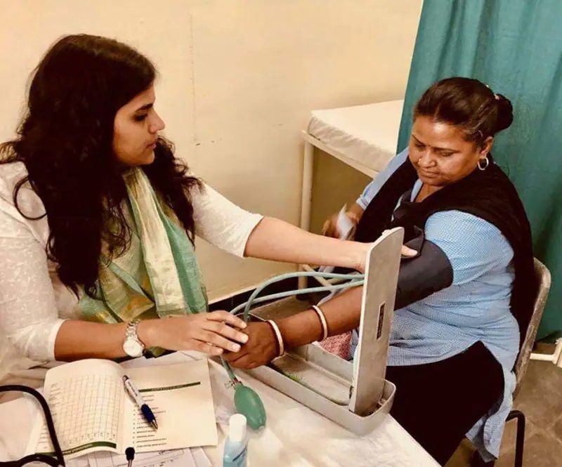 ऑक्सीजन ऑडिट टीम की प्रभारी है बहन
उदयपुर में डिस्ट्रिक्ट डेवलपमेंट ऑफिसर के रूप में कार्यरत डॉ मंजू ऑक्सीजन ऑडिट टीम की प्रभारी हैं। वो जिले के एक सरकारी और चार निजी मेडिकल कॉलेज में कोविड पेशेंट की देखरेख कर रही हैं। साथ ही 20 निजी मेडिकल कॉलेज के मरीज और ऑक्सीजन खपत की निगरानी कर रही हैं।
Asianet News का विनम्र अनुरोधः आइए साथ मिलकर कोरोना को हराएं, जिंदगी को जिताएं...। जब भी घर से बाहर निकलें माॅस्क जरूर पहनें, हाथों को सैनिटाइज करते रहें, सोशल डिस्टेंसिंग का पालन करें। वैक्सीन लगवाएं। हमसब मिलकर कोरोना के खिलाफ जंग जीतेंगे और कोविड चेन को तोडेंगे। #ANCares #IndiaFightsCorona
