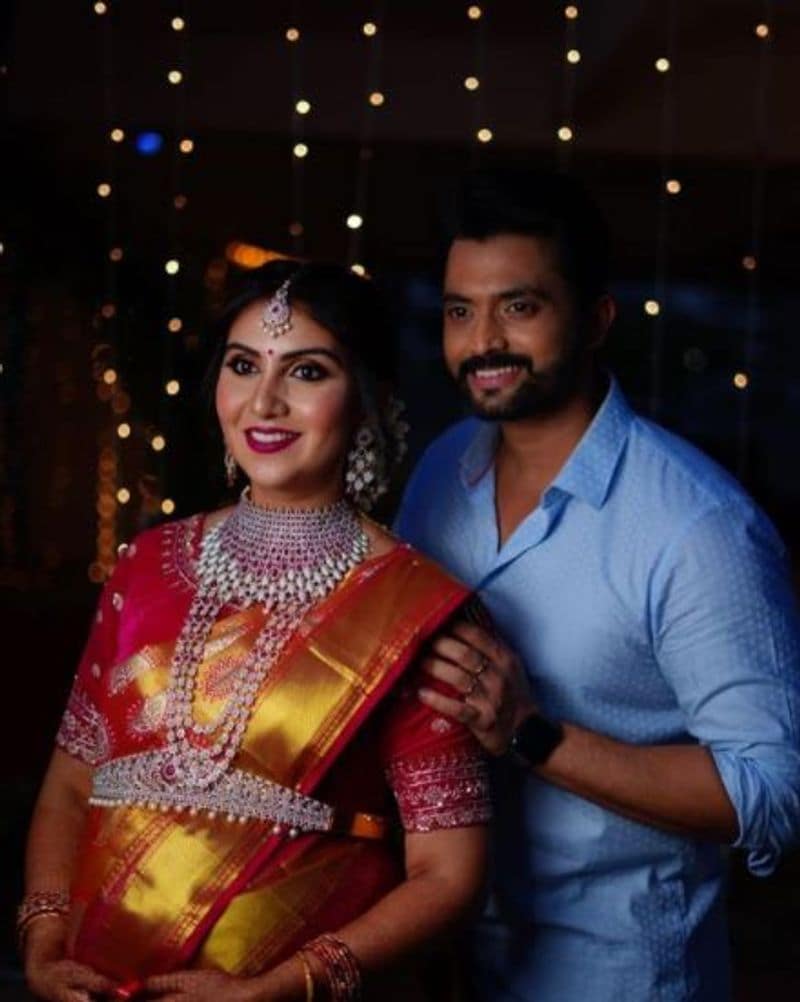 இந்த புகைப்படங்களை பார்த்து நெட்டிசன்கள் பலர் மனதார தங்களுடைய வாழ்த்துக்களை தெரிவித்து வருகிறார்கள்.