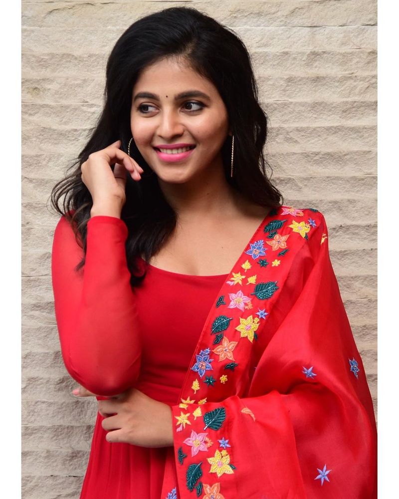 సీతగా తెలుగు ఆడియెన్స్ కి దగ్గరైన అంజలి చాలా రోజుల తర్వాత తెలుగులో `వకీల్సాబ్` చిత్రం చేసింది. పవన్ కళ్యాణ్ హీరోగా తెరకెక్కిన ఈ చిత్రం సూపర్ హిట్ అయ్యింది.