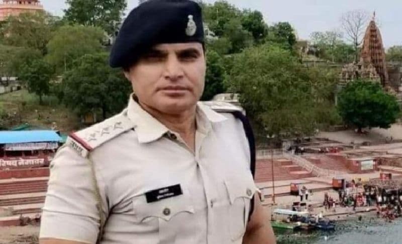 बातचीत के दौरान बुजुर्ग महिला टीआई से पूछा कि बेटा ये बताओ कि वैक्सीनेशन खतरनाक तो नहीं है। इसे लगवाने से में बीमार तो नहीं होंगी। इतना सुनते ही टाई ने कहा कि मां आपने अभी तक वैक्सीन नहीं लगवाई। में कल ही आपके लिए अपनी कार भेजता हूं, जिसमें बैठकर आप वैक्सीन लगवा लेना। इस तरह मदर्स डे पुलिसवाले बेटे ने अपनी मां को एक अलग तोहफा दिया है।
