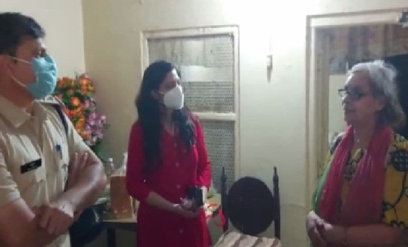 मदर्स डे के मौके पर टीआई तहजीब काजी केक लेकर अचानक सुहासिनी तलवार के घर पहुंचे हुए थे। जहां महिला ने केक काटकर टीआई का मुंह मीठा काराय। दोनों के बीच काफी लंबे समय तक बातचीत भी हुई।
