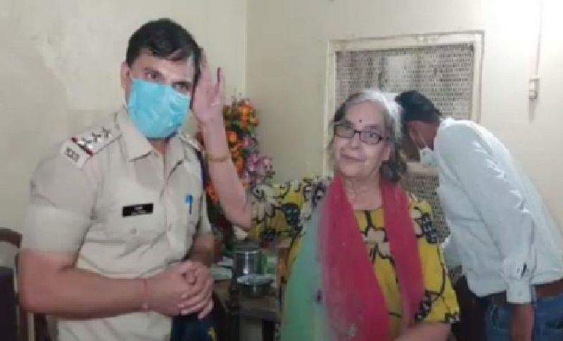 टीआई तहजीब काजी को जब कभी समय मिलता है वह बुजुर्ग महिला यानि उनकी मां से मिलने के लिए जाते हैं। कई बार तो महिला खुद टीआई से मिलने के लिए थाने चली आती हैं। दोनों को साथ देखकर सभी यह कहते हैं कि सचमुच यह मां-बेटे हैं।
