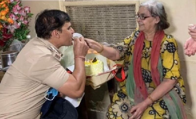 दरअसल, 5 साल पहले इंदौर के तुकोगंज थाने में 70 वर्षीय महिला सुहासिनी तलवार अपने साथ हुई धोखाधड़ी की शिकायत लेकर पहुंची हुई थीं। इसी दौरान उनकी मुलाकत थाना प्रभारी तहजीब काजी से हुई। महिला ने अपनी दर्दभरी कहानी सुनाते हुए रोने लगीं और कहा बेटा तुम मेरे बेटे जैसे हो कम से कम तुम तो मेरी मदद करो। इसके बाद दोनों के बीच मां-बेटे का रिश्ता बन गया।
