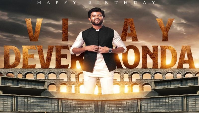 ఒకప్పుడు ఉదయ్ కిరణ్, పవన్ కళ్యాణ్లకు ఏ రేంజ్లో అయితే హిట్స్ వచ్చి ఇమేజ్ వచ్చిందో అదే స్థాయిలో విజయ్కి ఇమేజ్ రావడం విశేషం. అయితే ఆ తర్వాత ఉదయ్ సక్సెస్ కాలేకపోయాడు. పవన్ వెనుతిరిగి చూడలేదు. మరి విజయ్ ఏం చేయబోతున్నాడు. ప్రస్తుతం ఆయన నటిస్తున్న `లైగర్` ఫలితాన్ని బట్టి తేలనుంది. ఇక ఈ సందర్భంగా విజయ్ టాలీవుడ్ సూపర్ స్టార్స్ తో పలు అరుదైన ఫోటోలు సోషల్ మీడియాలో చక్కర్లు కొడుతున్నాయి. వాటిపై ఓ లుక్కేయండి.