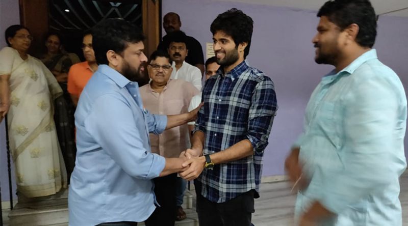 `గీతగోవిందం` సినిమా చూసి అభినందిస్తున్న చిరంజీవి.