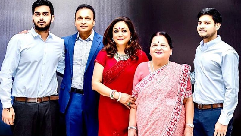 अनिल के इस बर्ताव से टीना हैरान हो गईं। टीना से भी रहा नहीं गया और दोनों के बीच फिर बातचीत शुरू हो गई। काफी सोच-विचार करने के बाद अनिल ने अपने परिवार से कह दिया कि वे टीना से ही शादी करेंगे और आखिरकार वो अपनी फैमिली को मनाने में कामयाब रहे।