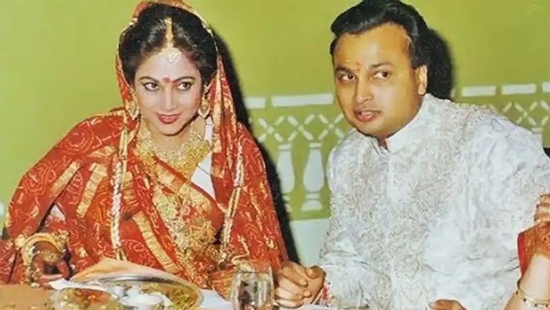 अनिल अंबानी से शादी करने से पहले टीना फिल्मों में काम करती थीं। उन्होंने अपने फिल्मी करियर में कई बड़े मुकाम हासिल किए थे। टीना ने 'लूटमार', 'मनपसंद', 'रॉकी', 'सौतन', 'कर्ज','मन पसंद', 'बातों-बातों में', 'बड़े दिलवाला', 'इजाजत' जैसी कई हिट फिल्मों में काम किया है। 