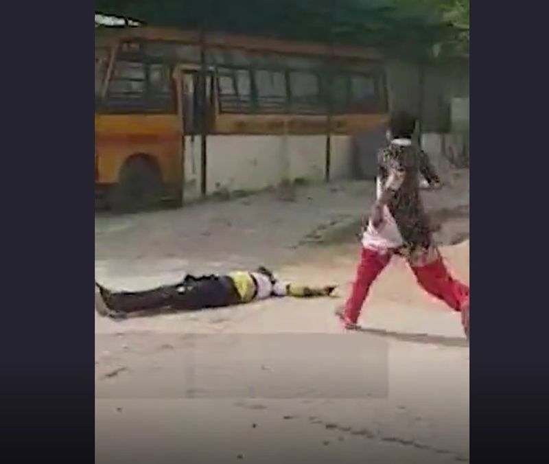 प्रत्यक्षदर्शियों के मुताबिक कुछ देर बाद सतीश कुमार अस्पताल कैंपस में पानी की टंकी पर चढ़ गया। उसने प्रशासन और मीडिया के लोगों को मौके पर बुलाने की मांग की। अस्पताल प्रशासन की सूचना पर पुलिस पहुंची और संतोष को नीचे उतरने के लिए मनाया। लेकिन वह अपनी प्रेमिका को बुलाने की मांग करने लगा।
