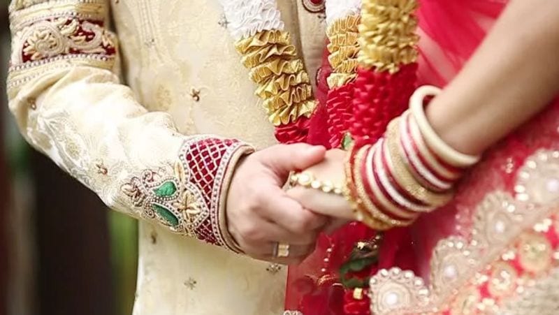 ಮತ್ತೊಂದೆಡೆ, ಅಂಗೈನ ಶುಕ್ರ ಪರ್ವತದ ಮೇಲೆ ವರ್ಗದ ಗುರುತು ಹೊಂದಿರುವ ವ್ಯಕ್ತಿ, ಶ್ರೀಮಂತ ಕುಟುಂಬದಲ್ಲಿ ಮದುವೆಯಾಗುತ್ತಾನೆ.