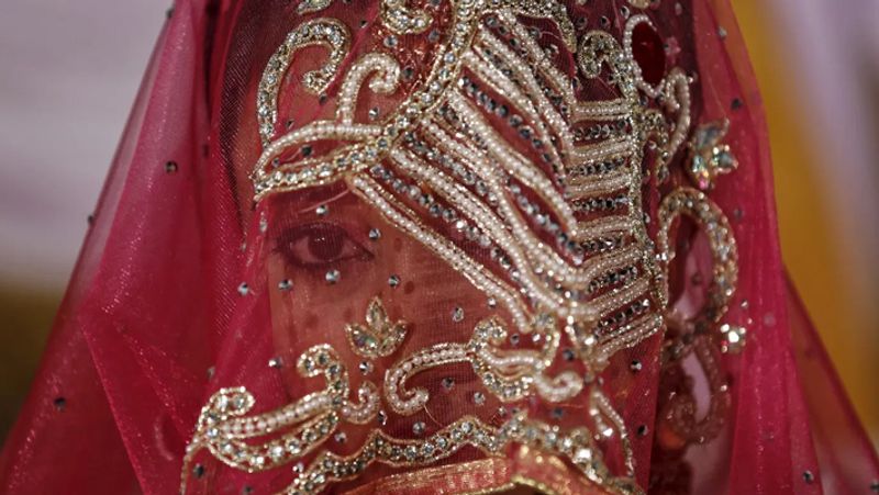 स्टेज पर थे दूल्हा-दुल्हन
दरअसल, ये पूरा मामला उत्तर प्रदेश के महोबा जिला का है। दुल्हन ने शादी तब तोड़ दी जब वो दूल्हे के साथ स्टेज पर थी। इससे पहले वरमाला की रस्म शुरू होती। दुल्हन ने दूल्हे से एक सवाल पूछ लिया और जब उसका जवाब नहीं मिला तो उसने शादी ही तोड़ दी।