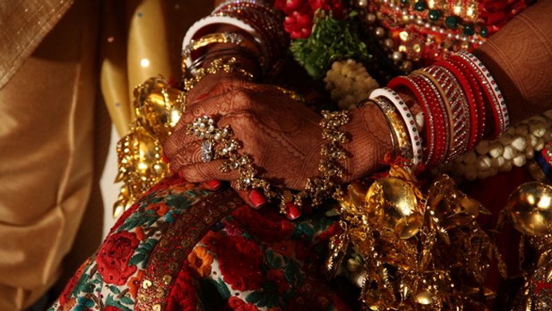 अजीबोगरीब हरकतें कर रहा था दूल्हा
बताया जा रहा है कि जयमाल कार्यक्रम के दौरान दूल्हा अजीबोगरीब हरकतें करने लगा था और दुल्हन सब कुछ देख रही थी। दुल्हन ने वरमाला पहनाने से पहले लड़के से दो का पहाड़ा सुनने को कहा और शर्त रखी कि अगर वो इसका जवाब दे देगा तभी वो उससे शादी करेगी। लेकिन ऐसा नहीं हुआ। 