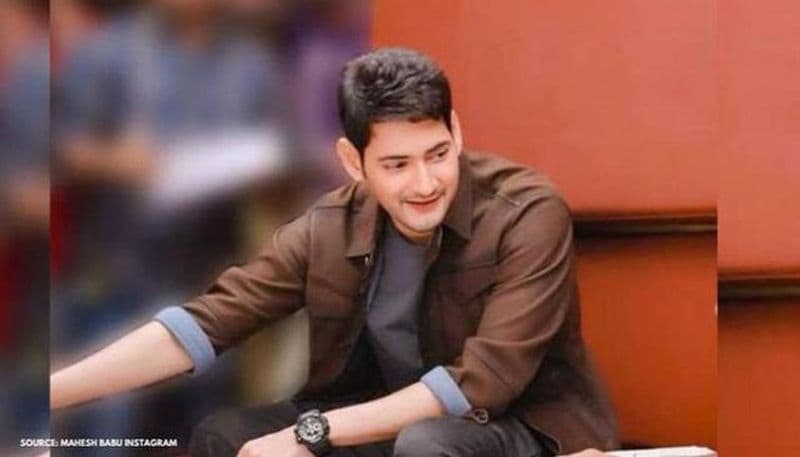 మహేష్పై రాజమౌళి పెట్టుకున్న ఆశలపై ఆయన నీళ్లు చల్లారు. ఓ రకంగా బిగ్ షాకే ఇచ్చారు. మహేష్తో రాజమౌళి సినిమా చేయాలంటే ఈ లెక్కన ఆయన రెండేళ్లు వెయిట్ చేయాల్సిందే. ఓ హీరో కోసం రాజమౌళి వెయిట్ చేయడం చాలా వరకు జరగదు. ఆయన కోసం మిగిలిన ప్రాజెక్ట్ లు పక్కన పెడుతుంటారు హీరోలు. కానీ మహేష్ తో ఇప్పుడు సినిమా అంటే జక్కన్నకి వెయింటింగ్ తప్పేలా లేదు. ఓ రకంగా ఇండియన్ బిగ్గెస్ట్ డైరెక్టర్గా చెప్పుకునే రాజమౌళికి బిగ్ షాకే అని చెప్పాలి. మరి ఇదే జరుగుతుందా? ఈ లోపు ఇంకా ఏవైనా మార్పులు జరుగుతాయా? అన్నది చూడాలి.