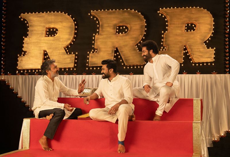 కాగా, ఎన్టీఆర్, రామ్చరణ్ హీరోలుగా నటిస్తున్న ప్రతిష్టాత్మక చిత్రం `ఆర్ఆర్ఆర్`. రాజమౌళి దర్శకత్వంలో పాన్ ఇండియా, అత్యంత క్రేజీ ప్రాజెక్ట్ గా ఇది రూపొందుతుంది. డివివి ఎంటర్టైన్మెంట్ పతాకంపై డివివి దానయ్య భారీ బడ్జెట్తో నిర్మిస్తున్నారు. ఇందులో అల్లూరి సీతారామరాజుగా రామ్చరణ్, కొమురం భీమ్గా ఎన్టీఆర్ నటిస్తున్నారు.