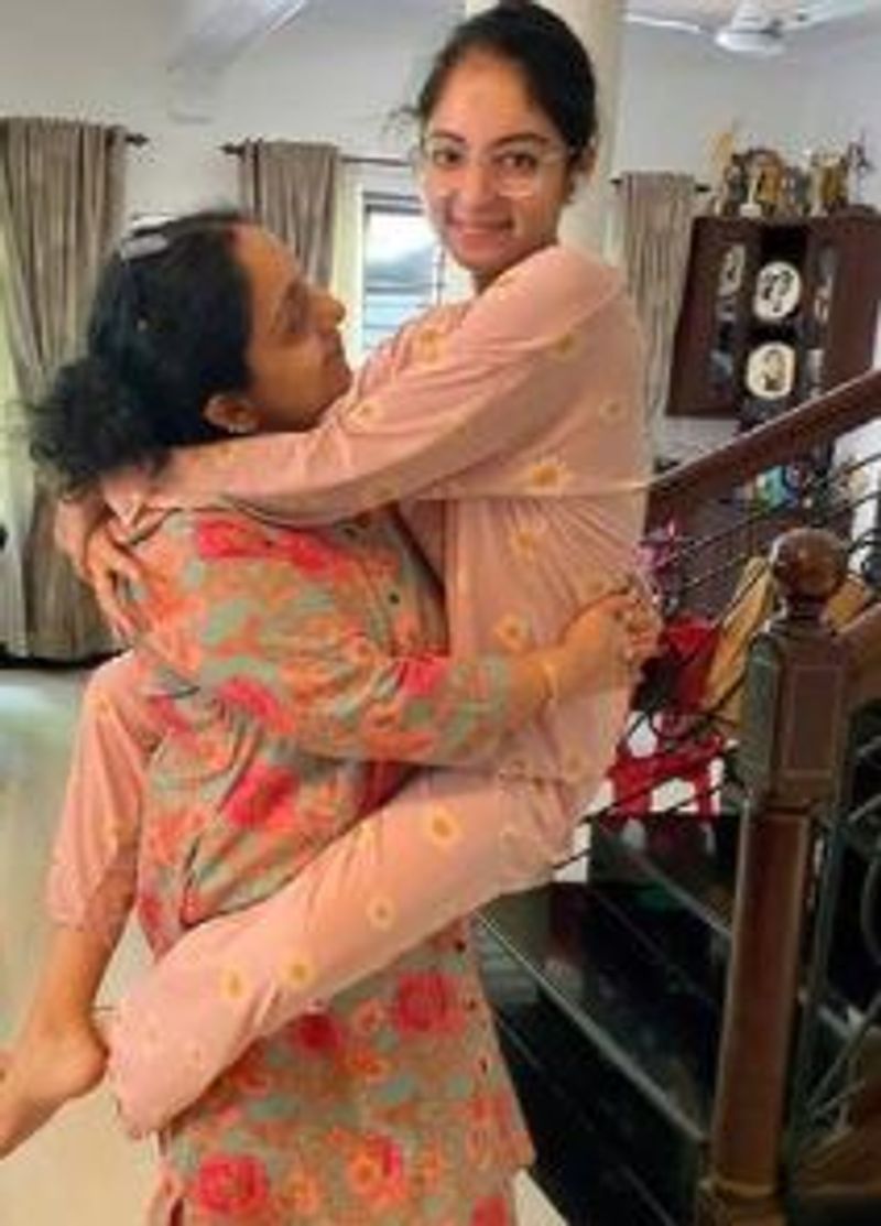 മറ്റ് മൂന്ന് പേരെയും എളുപ്പത്തിൽ എടുക്കാൻ കഴിയുമെന്ന് എനിക്ക് ഉറപ്പുണ്ടായിരുന്നു കാരണം അവര് എന്നേക്കാൾ ചെറുതാണല്ലോ, പക്ഷേ അമ്മയേക്കാള് കുറച്ച് ഭാരം മാത്രം കുറവുള്ള എന്നെ എടുക്കാൻ സാധിക്കുമോ എന്ന കാര്യത്തിൽ എനിക്ക് സംശയം ഉണ്ടായിരുന്നു. എന്നാൽ അമ്മ ഒരുമടിയും കൂടാതെ എന്നെയും എടുത്തു.