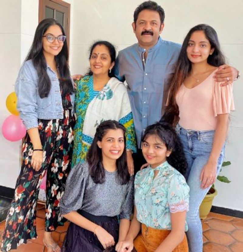 കൂട്ടത്തിൽ അമ്മു എന്ന അഹാനയാണ് കുട്ടിക്കാലത്തെ കുറുമ്പി എന്ന് സിന്ധു അടുത്തിടെ ഒരു അഭിമുഖത്തിൽ പറഞ്ഞിരുന്നു.